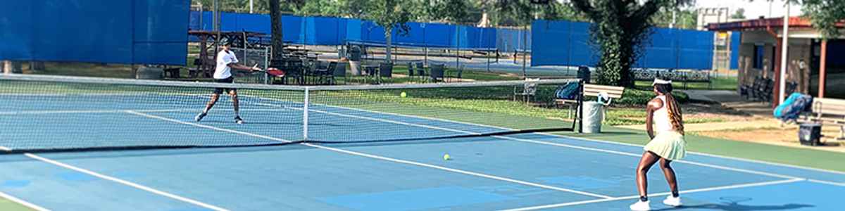 Two people playing tennis